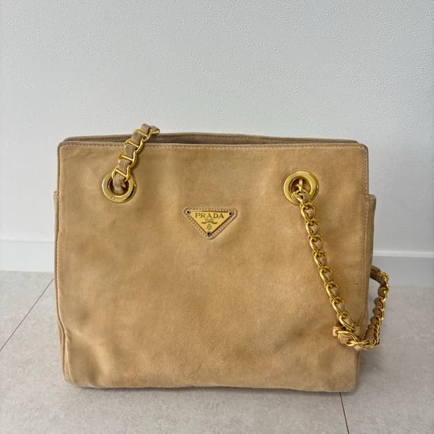 프라다 스웨이드 금장 체인 숄더백 베이지