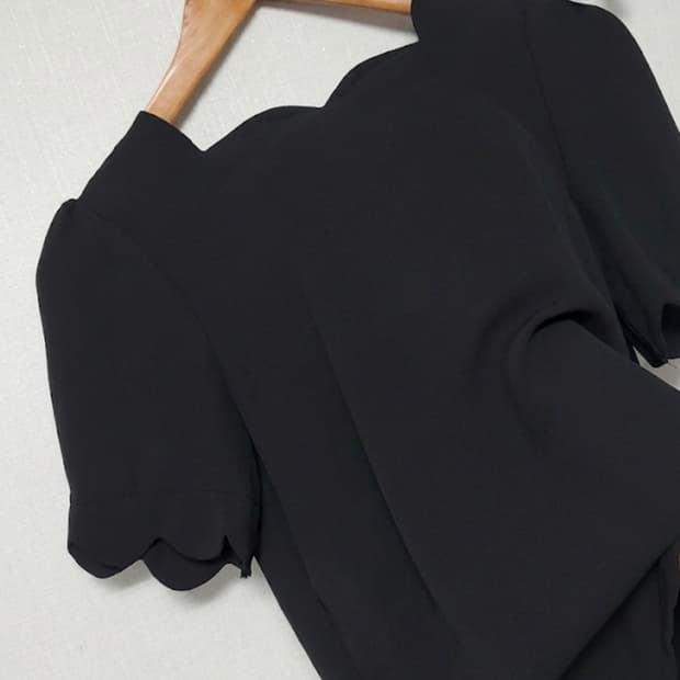 새상품 검정색 블랙 반팔 여름 블라우스 물결넥 90 55