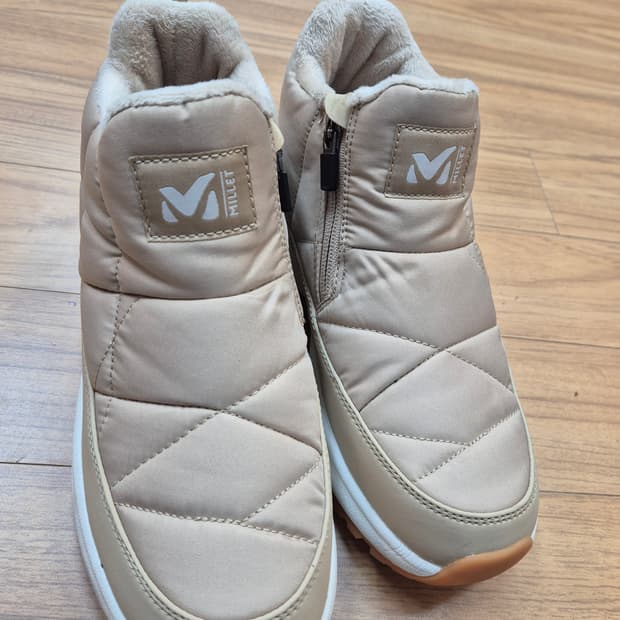 밀레 패딩 부츠 240사이즈 판매합니다. 아이보리 색상에 옆에 지퍼가 있