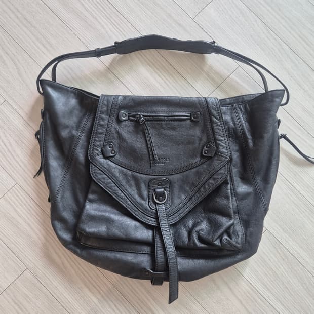 빈폴 준J 콜라보 가죽 숄더백입니다
