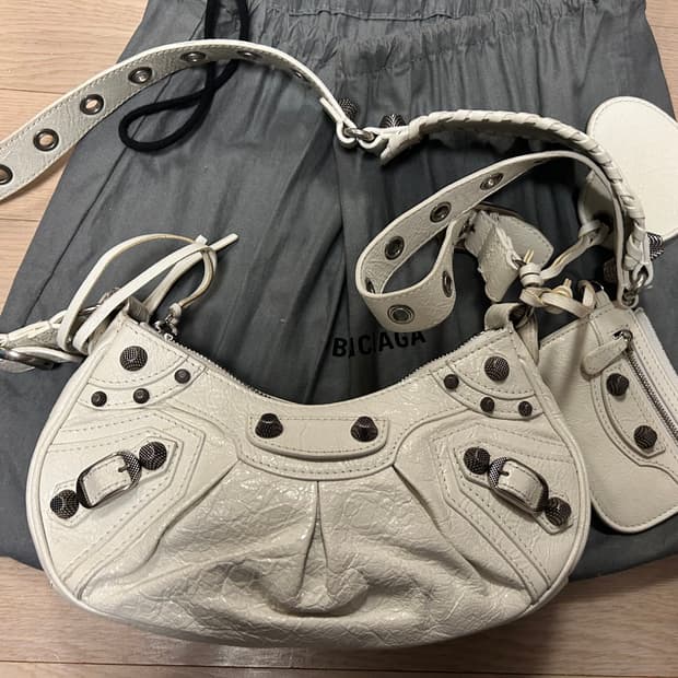 발렌시아가  아레나 램스킨 르 카골 XS 숄더백 화이트