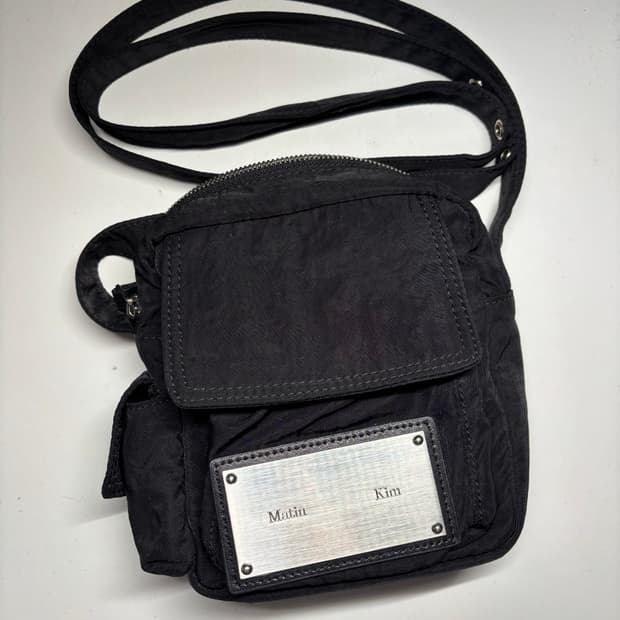 마뗑킴 카고 크로스 미니백 블랙