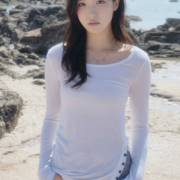 애즈온 DIAGONAL BUTTON T / WHITE