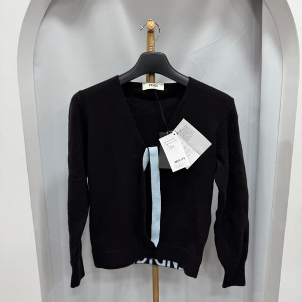 새상품 펜디 언발 컷아웃 가디건 38사이즈 