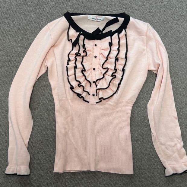 공주풍 프릴 니트 탑 갤러리 비스콘티