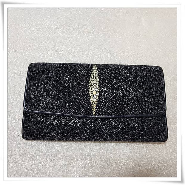 mittso 브랜드의 블랙 가오리 가죽 장지갑