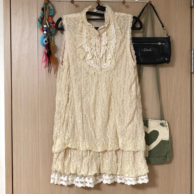 Axes femme romantic lace mini dress 