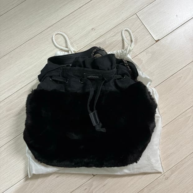 시눈 퍼 가방 블랙 컬러