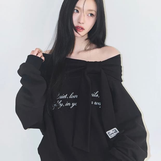 일리고 퓨어 보우 오프숄더 맨투맨 블랙