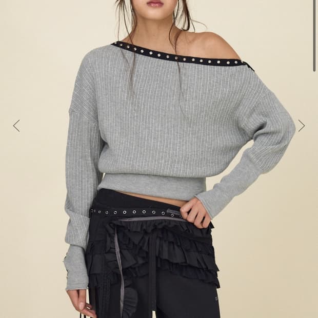 글로니 ASYMMETRIC EYELET KNIT TOP