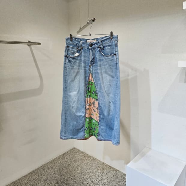 리바이스 커스텀 패치 데님 치마