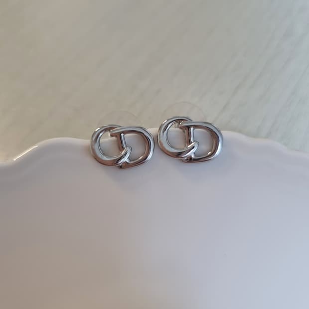 디올 업사이클링 은장 귀걸이