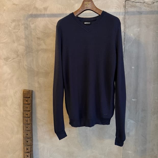DKNY 브이넥 니트 100