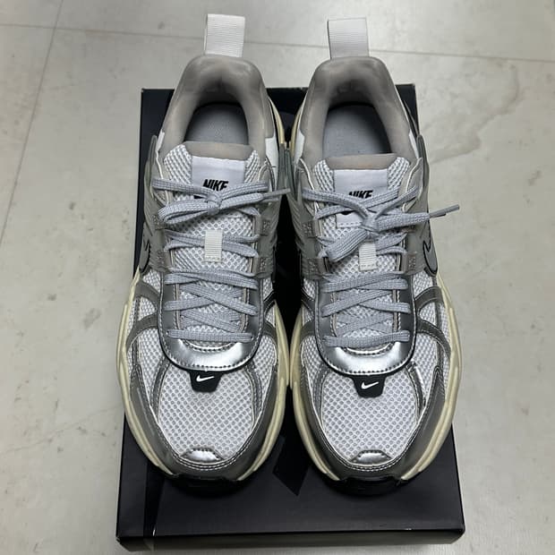 [260] 나이키 V2K 런 서밋화이트 메탈릭실버