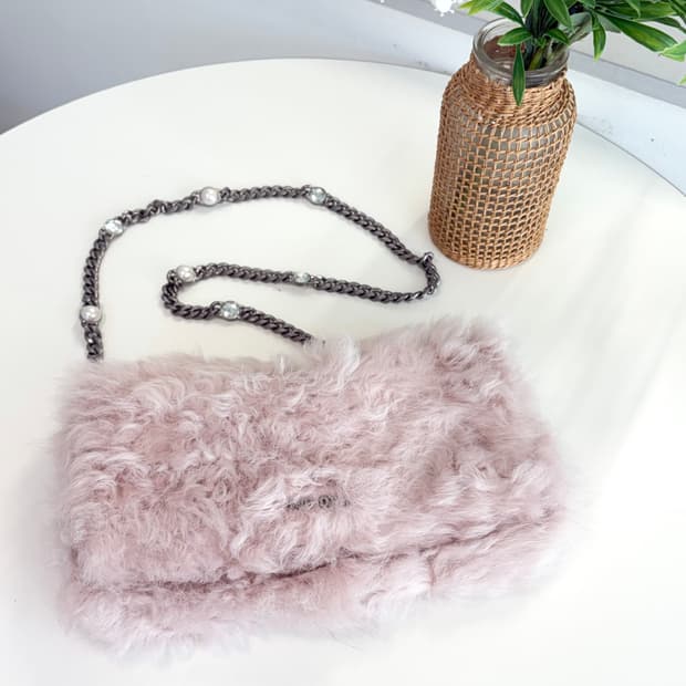 [A+ 정품] 미우미우 양털 퍼 크리스탈 체인 크로스백