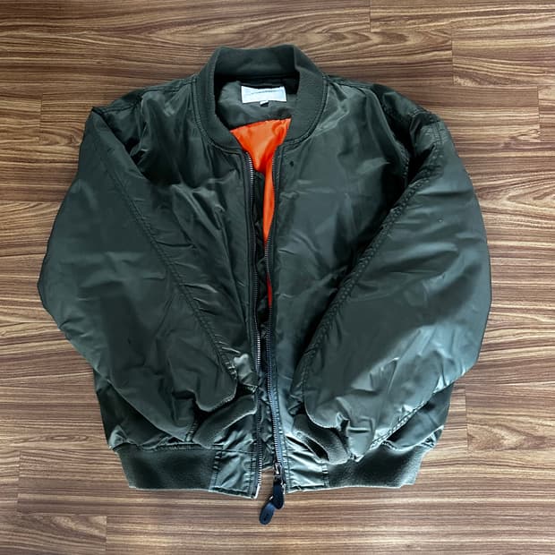 언아웃핏 항공점퍼