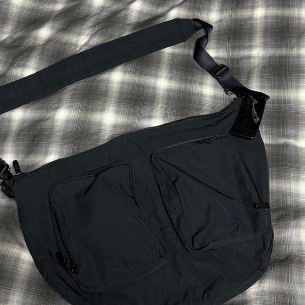 아미아칼바 개버딘 바디백