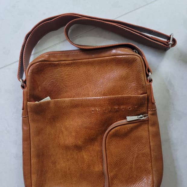 CHIARUGI 통가죽 크로스백 상태굿