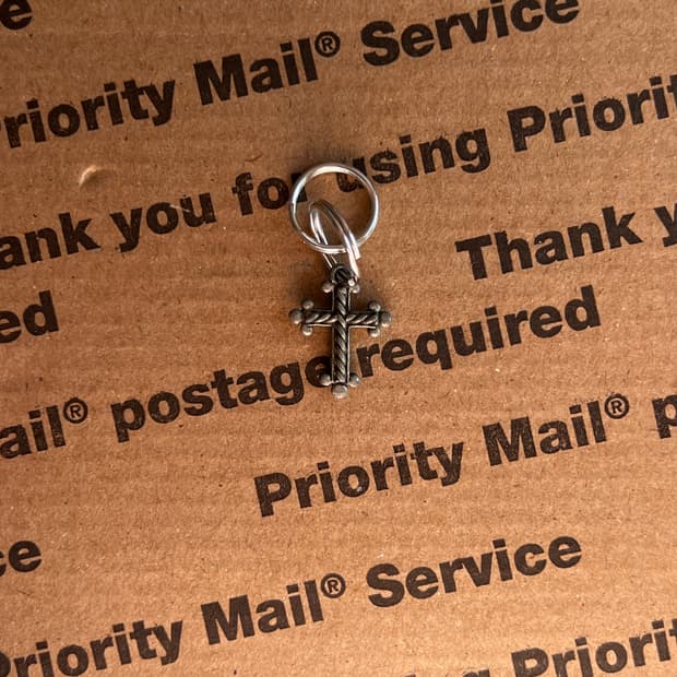 90s vtg Rustic Small Cross Keyring