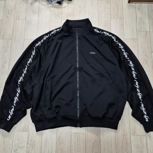 아조바이아조 랭글런 트랙 자켓/원턱 트랙 팬츠 셋업 XL(소코년 착용)