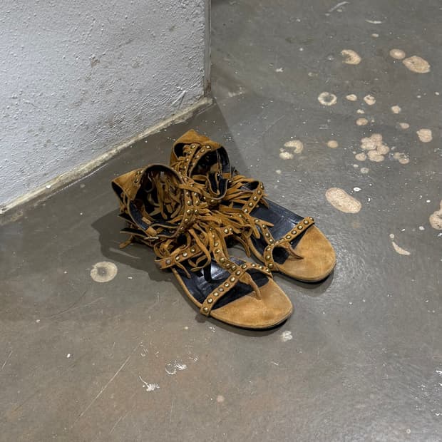 생로랑 브라운 스웨이드 프린지 샌들