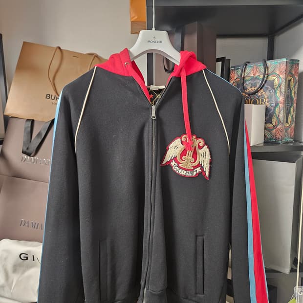 구찌 집업후드 점퍼 판매합니다.