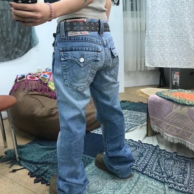트루릴리젼 조이 연청 부츠컷 데님팬츠 