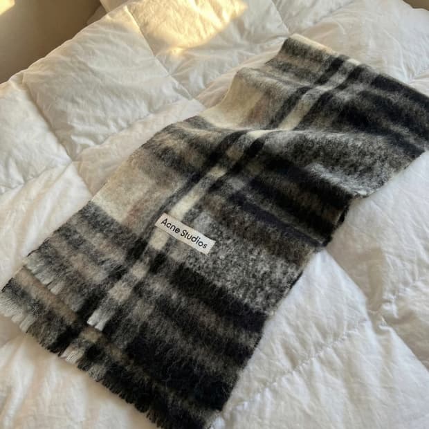 아크네 스튜디오 체크 머플러 블랙 그레이
