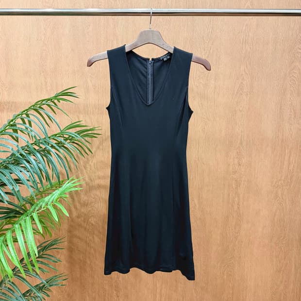 띠어리 딥 브이넥 슬리브리스 원피스 세미 플레어 실루엣 디테일 블랙