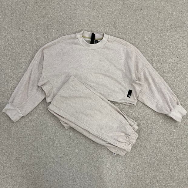 [M] 아디다스 여성 크롭 맨투맨 조거팬츠 트레이닝 셋업 세트 0120M