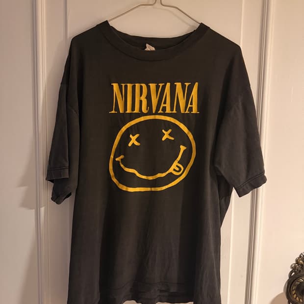 Nirvana 오리지널 스마일리 티셔츠