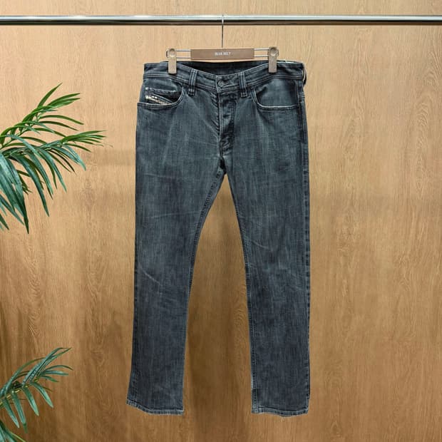 디젤 워싱 데님 팬츠 로고 자수 버튼 클로징 포켓 디테일 슬림핏 그레이