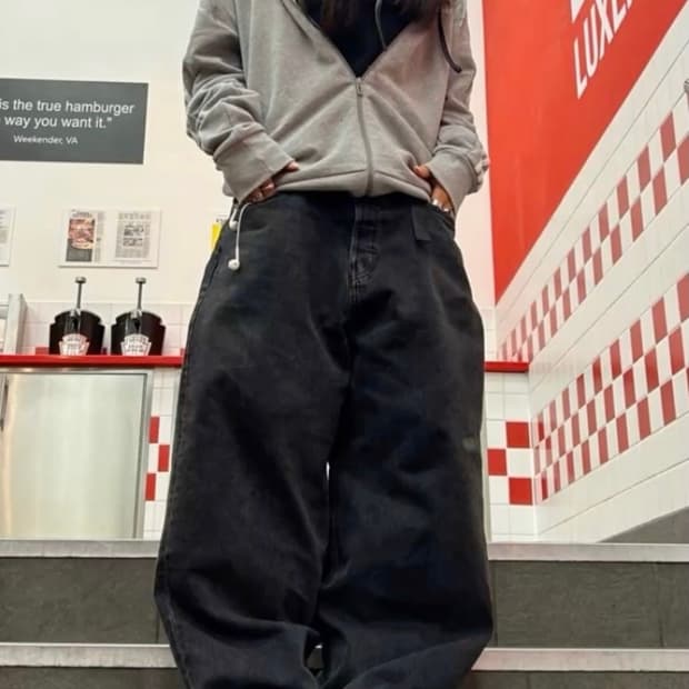 38) Levis 569 Black Jeans