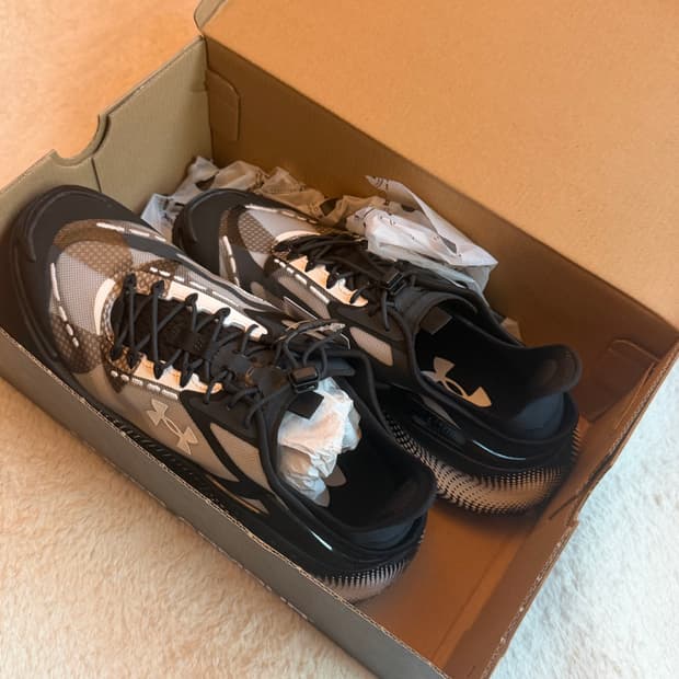 언더아머 에코 (블랙&화이트)