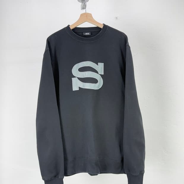 스투시 레터맨 크루넥 블랙 스웨트 셔츠
