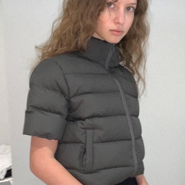 스무드무드 하프 슬리브 푸퍼 자켓 다크그레이