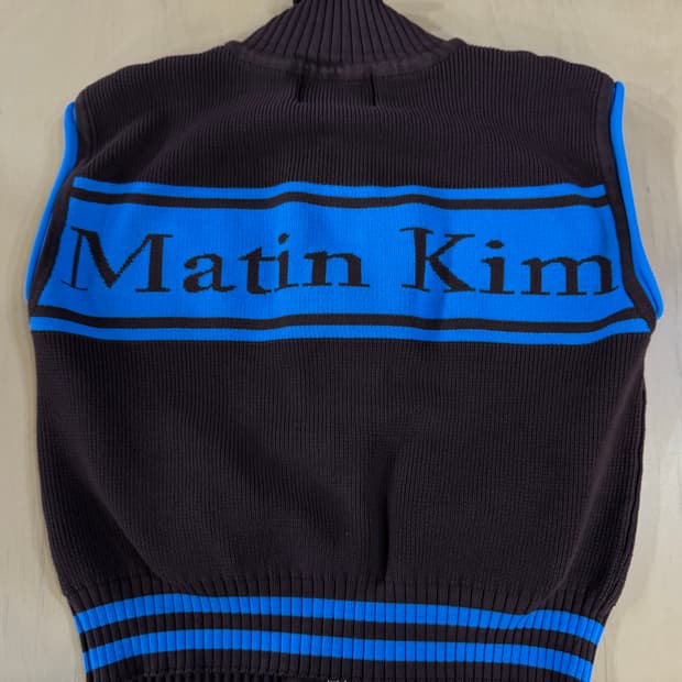 마뗑킴 블루 로고 집업 니트 블랙
