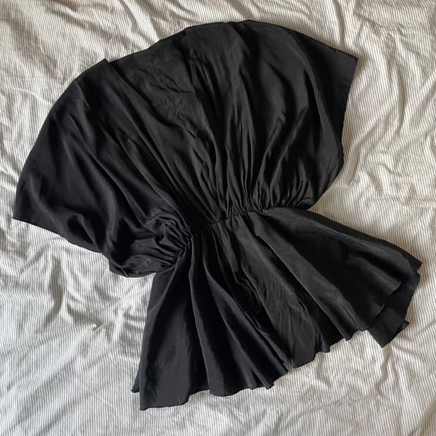 블랙 드레이프 셔링 블라우스
