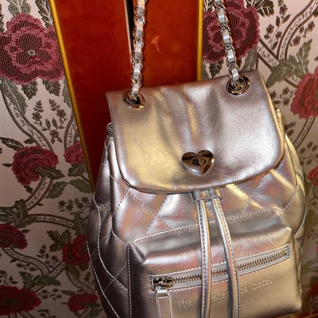 [새상품] 더 미스테리어스 호텔 소가죽 퀼팅백 실버