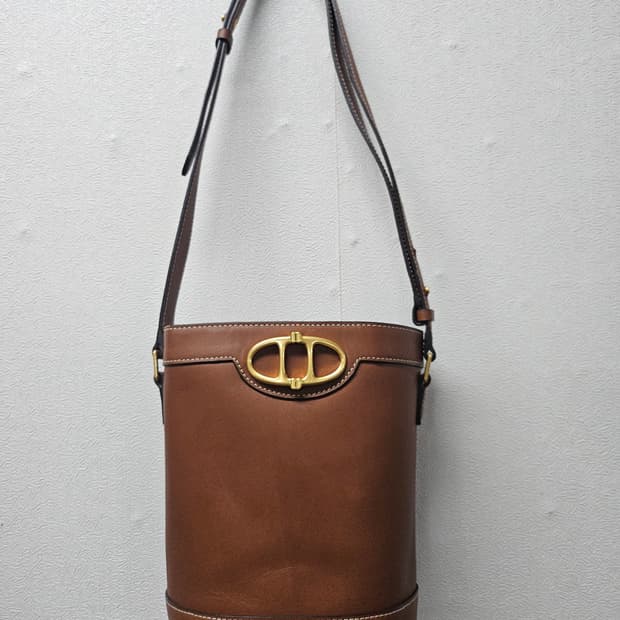아떼 바네사브루노  브라운 베지터블 레더 버킷백