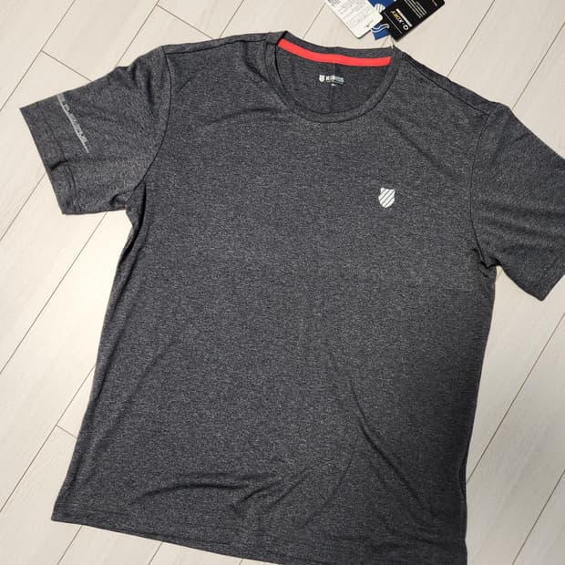 새상품)케이스위스 Q-XDRY 기능성 반팔티 사이즈L

오염 하자없이 깨