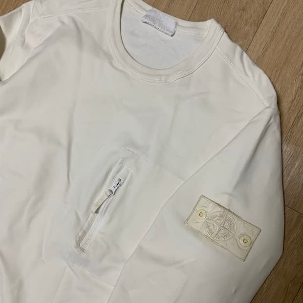 [XL]스톤아일랜드 고스트피스 화이트 뱃지 플리티드 스웻셔츠