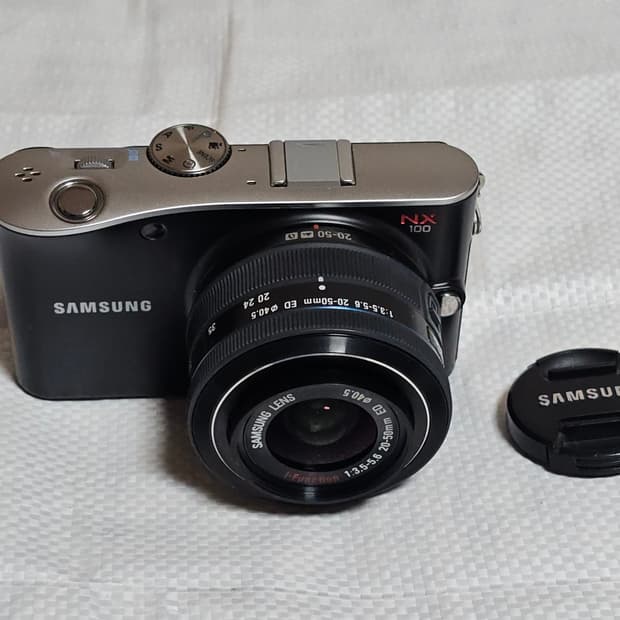 삼성 NX100 미러리스 카메라와 20-50mm 번들 렌즈