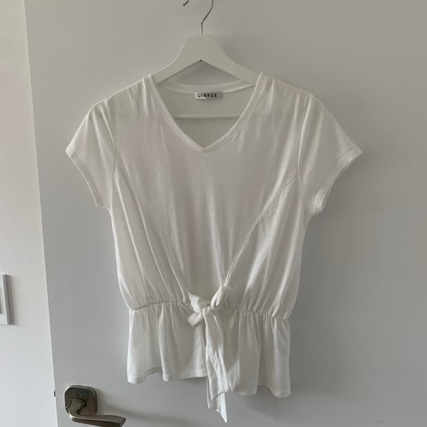 화이트 리본 티셔츠