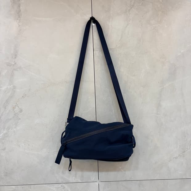 룰루레몬 네이비 크로스백