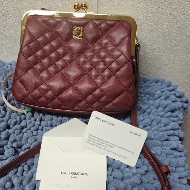 루이까또즈 와인색 퀼팅 크로스백