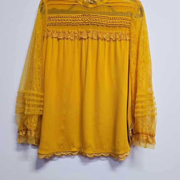 한섬 마인 레이스 펀칭 시스루 블라우스