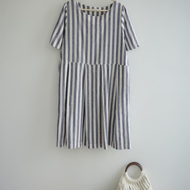 SHUTTLE NOTES 
• 네이비 스트라이프 코튼 원피스