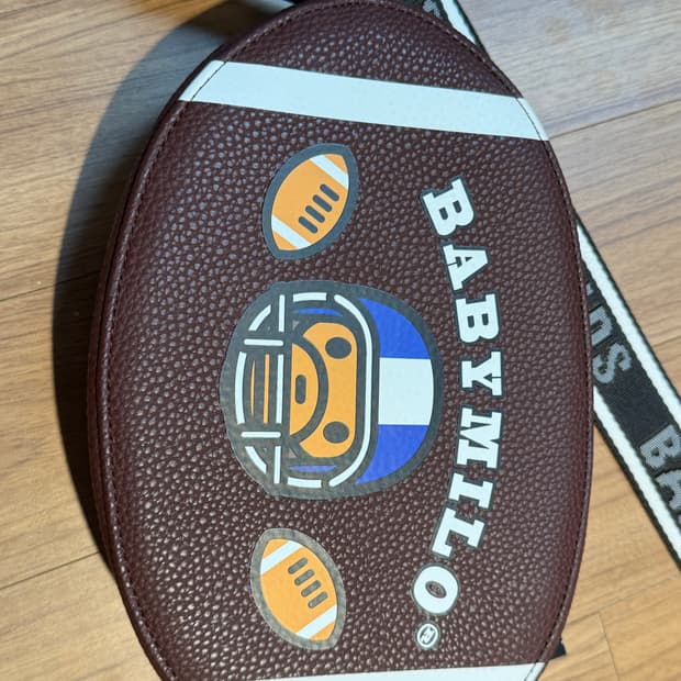 베이프 베이비마일로 럭비공 크로스백