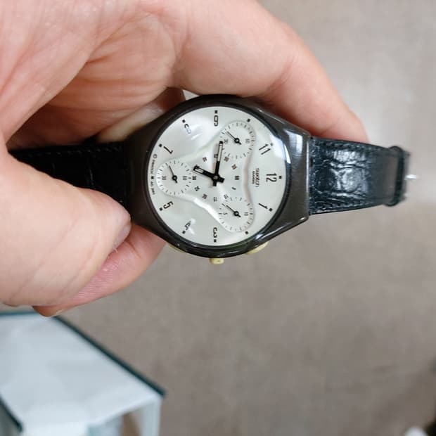 블랙 색상의 스와치 크로노그래프 가죽 시계